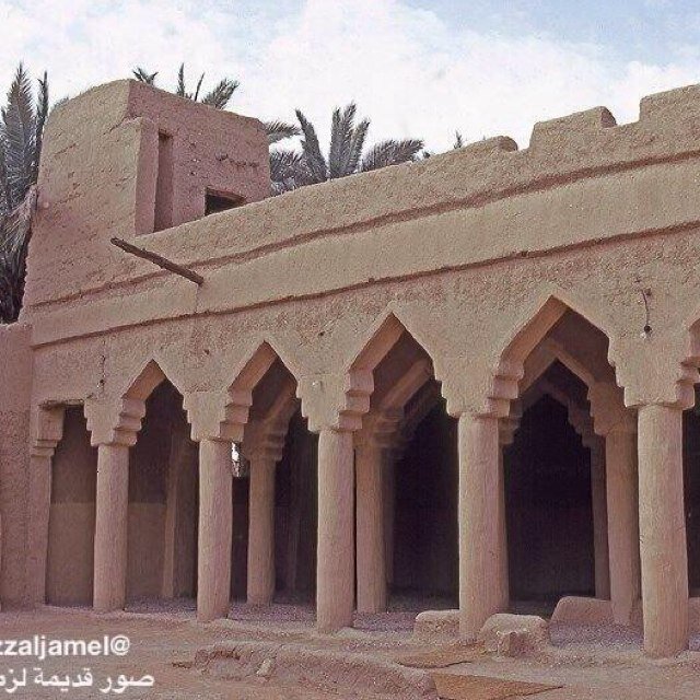 معلم دراسات اجتماعية ، هاوي جمع المسكوكات الإسلامية وجمع العملات القديمة والحديثة ، عضو الجمعية السعودية لهواة الطوابع ، عضو جمعية التراث بمحافظة الخرج .