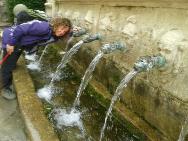 Dona. De Torredembarra de tota la vida. Bé, de Clarà. Pagesa de cor, ecolo de feina...diable d ànima!. 
 calpastoret@gmail.com