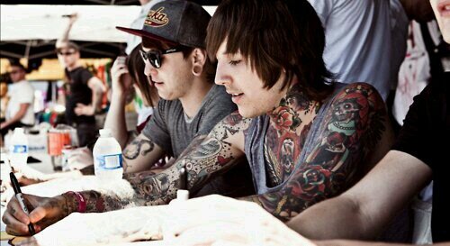 I love bands and food and cats and sleeping and stuff. Idk what else to put.... Oh yeah! I like the internet.