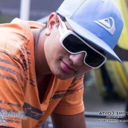 Alto, bonito, sensual, rico... Bem, não é o meu caso, mas sou gente boa..
 Segue q eu sigo.. ;D