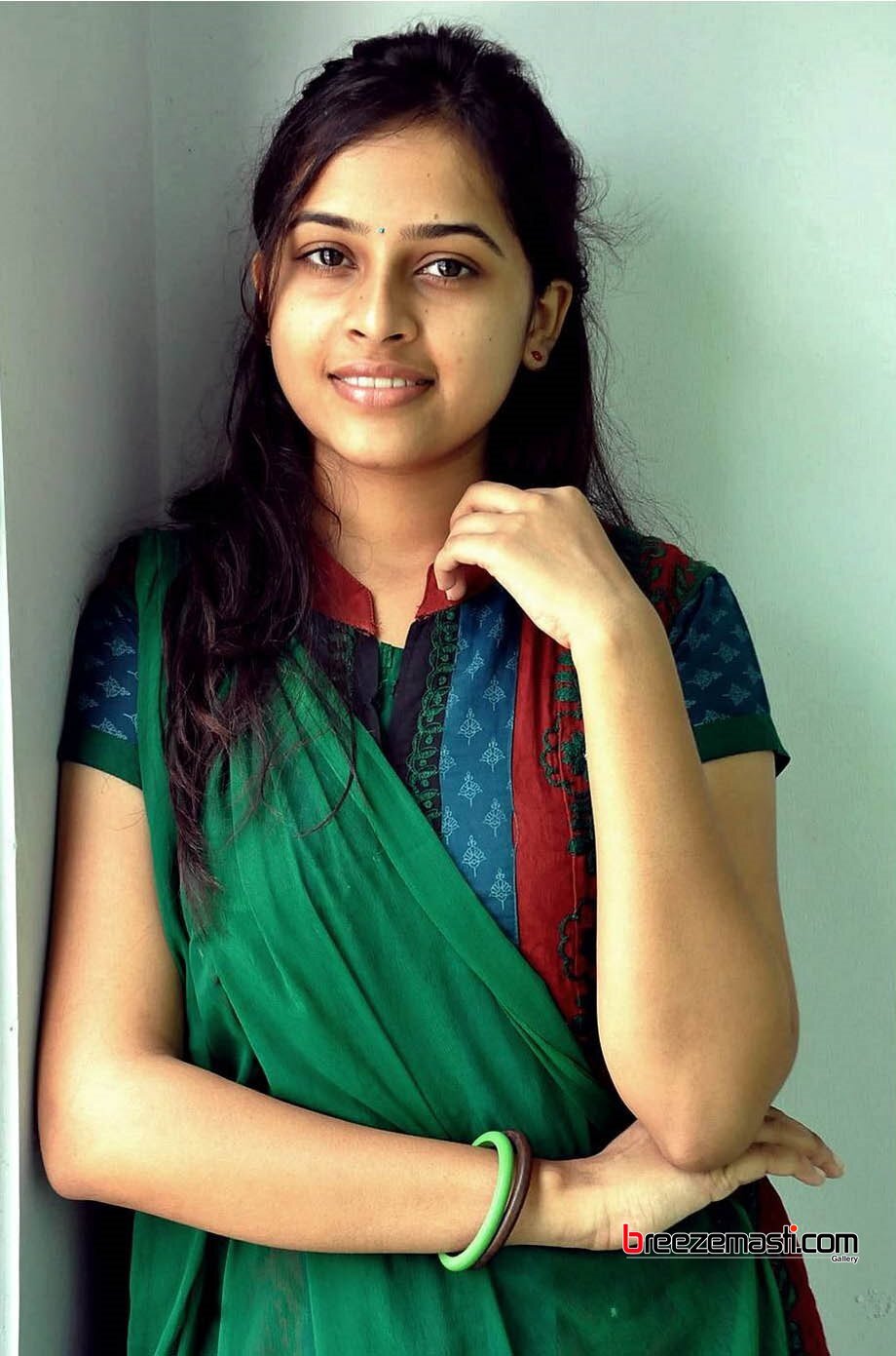 Sri Divya is an Indian film actress, who acts in Tamil and Telugu films.


Sri Divya was born on 30 November 1986 at Hyderabad, Andhra Pradesh.