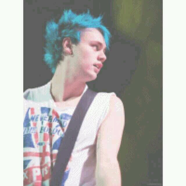 WOAH YOU GOT A FREE FOLLOW FROM @CIiffordrunk FOLLOW HER INSTEAD ASK HER FOR A FOLLOW BACK:)