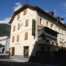 Hotel-Restaurant situat al començament de la Vall de Barravés, en un gran ambient, tracte familiar i amb més de 100 anys d'historia