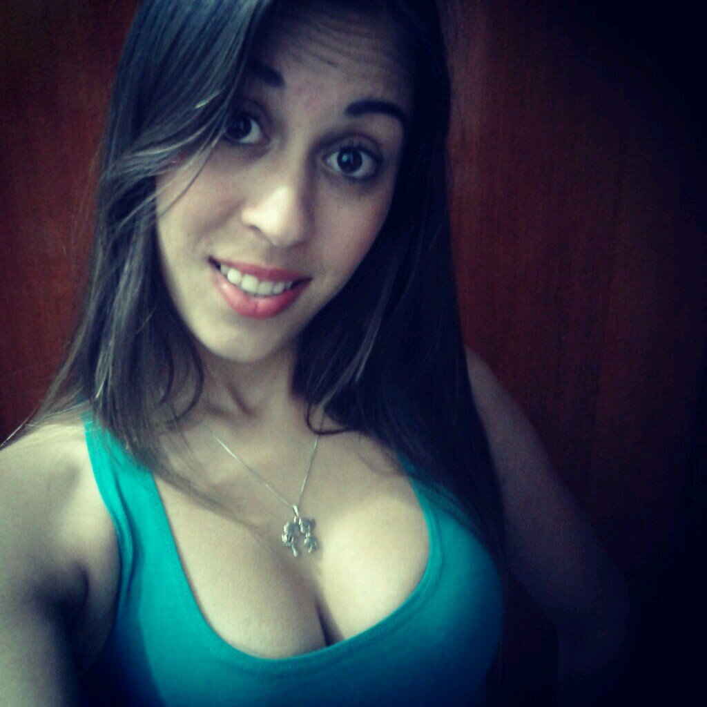 Quem quiser vencer na vida deve fazer como os seus sábios: Mesmo com a alma partida, ter um sorriso nos lábios.