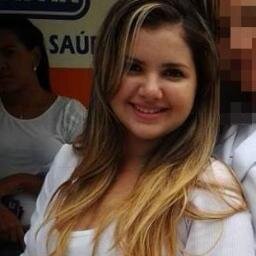 Um sorriso, um abraço apertado, uma música, estar com quem eu gosto, rir até a barriga doer! São coisas simples, mas me faz muito feliz. :D