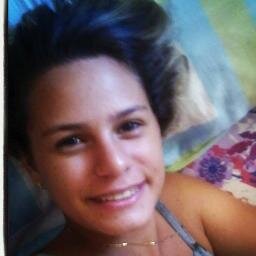 Ela era uma menina que sabia como ser feliz mesmo quando ela estava triste. E isso é importante, você sabe.