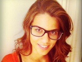 Os verdadeiros amigos são aqueles que nos criticam na nossa frente
e que nos defendem nas nossas costas. - 16,Estudante e Katycat.