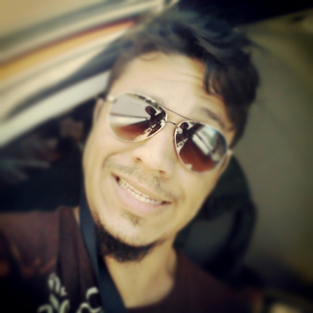 SOU o que SOU..buscando ser quem Deus quer que eu seja! Desesperado por parecer mais com Cristo do que com qualquer outro! e SIM, EU CANTO. Tudo isso me compõe.