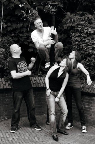 BeWhoYouWannabee is een enthousiaste band die van elk optreden een feestje maakt. Met pop/rock nummers in een stevig jasje.