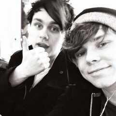 Hi! #5SOSFAM read the lasts tweets