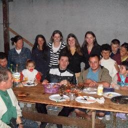 Pessoa simples que adora  ao Senhor Deus, ama a familia, trabalho, igreja, esportes...