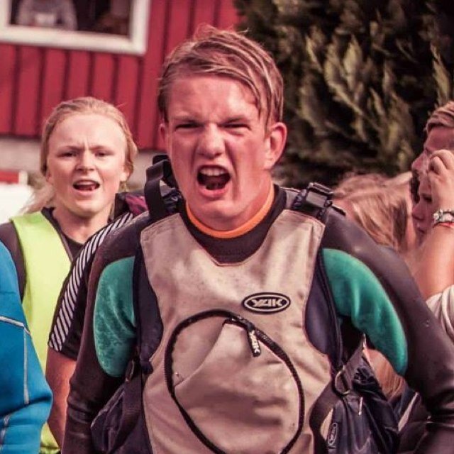 Innehar en bachelorgrad i sosialantropologi, drikker alt for mye kaffe og tror på Jesus.