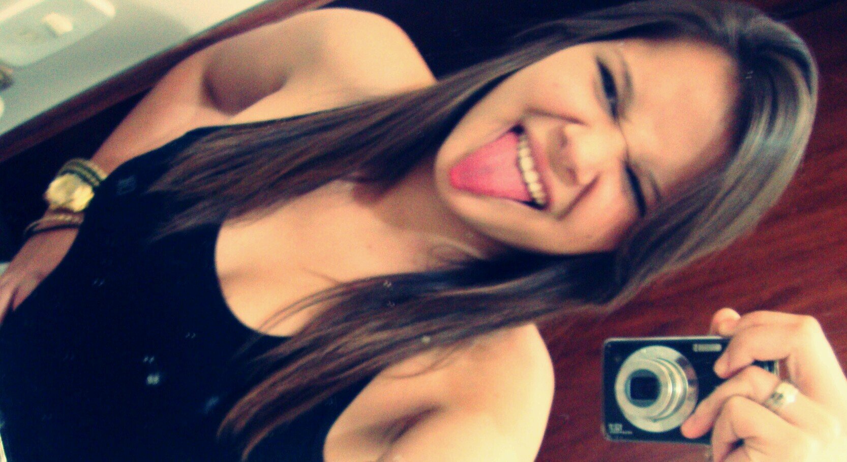 Leonina 18 anos , Corinthiana *-* , orgulhosa, louca, preguiçosa,  ciumenta ,sincera .