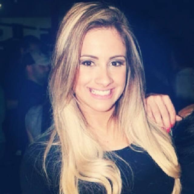 trabalha no panico na band.
linda como sempre. 
dançarina.