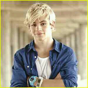 hi i am ross salvatore cosion to damon and stefan vampier \H:O \single MC \ RP 21+