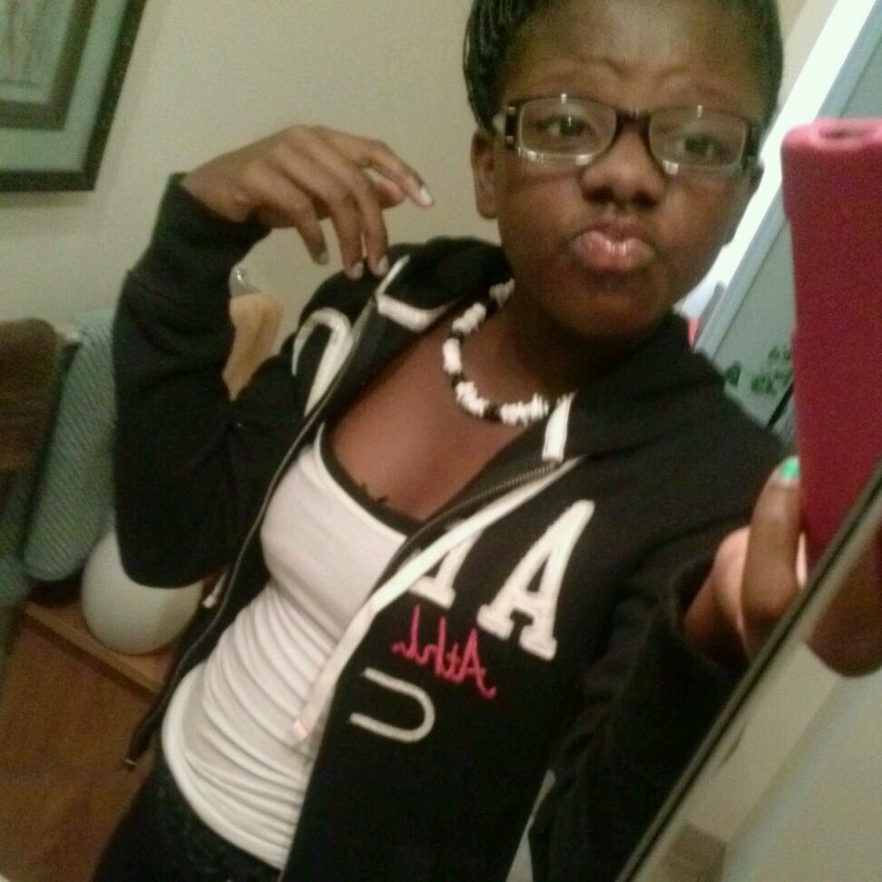 new twitter, hadda make a new one. sooo folllow me, ill follow back.