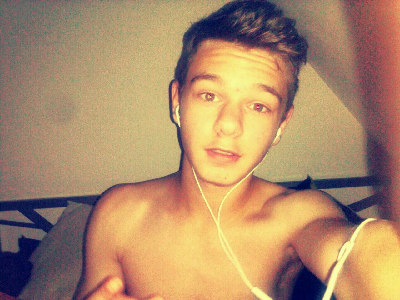 Yop les gens ! Moi c'est Keyz S, jeune rappeur agé de 14 ans né a Saint-Quentin(02) maintenant a Rennes(35) Peace ! Et suivez moi ! :D http://t.co/Dn4JamYzyd…