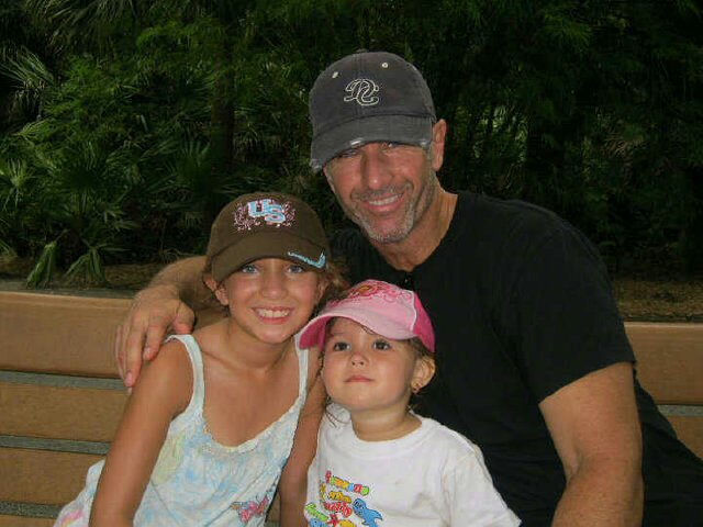 dr_liefke's profile picture. Dr. En cirugia plastica!papa de ayrton l y mia camila. y soy hijo de una bella madre latina dominicana!!