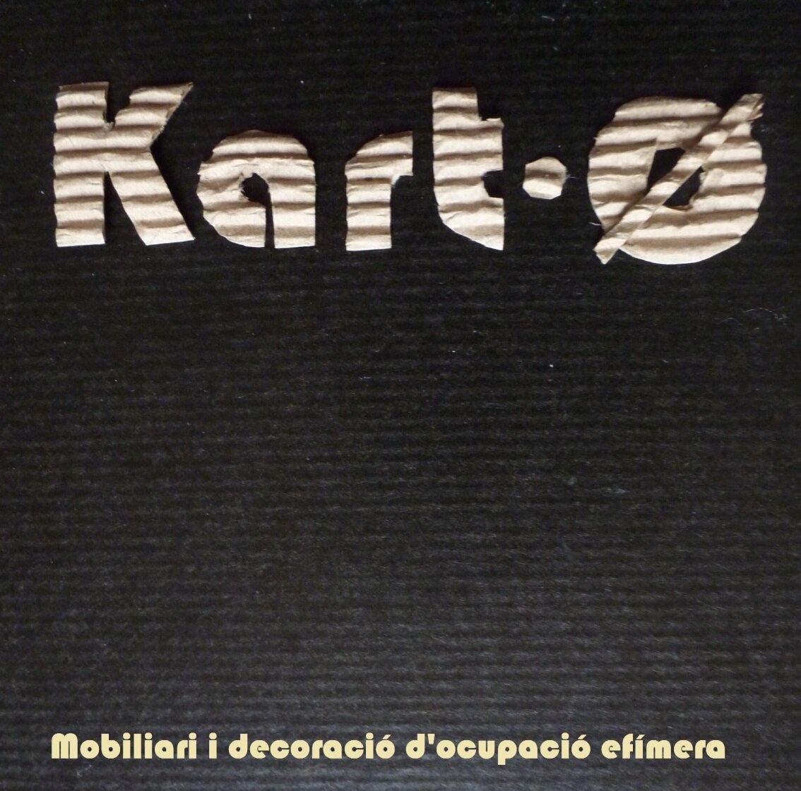 Kart-Ø está especializado en la incentivación del alquiler y venta de espacios añadiéndoles contenido: mobiliario y decoración de cartón de ocupación efímera.