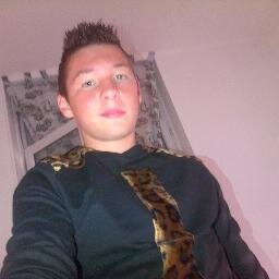 # Si je te Follow,Follow Back. #TeamPSG. #Teamdormeur. #Teamflémard. #Teamcrevard. #TeamCR7. Mes meilleurs tweet sont ✈dans mes #FAV✈