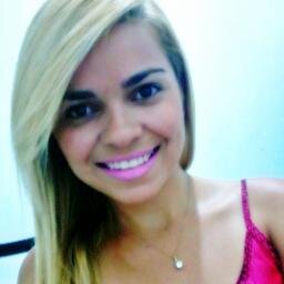 Menina ,mais já mulher,com sonhos..mais é no tropeço q eu vou acertando o paço pois a única pessoa capaz de saber o q realmente me convém, sou eu!