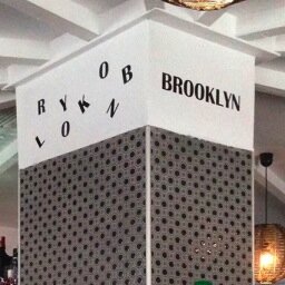 Brooklyn Café & Copas, un lugar para disfrutar con tus amigos de una copa y buena música. Estamos en Edif. Andalucía Esquina C/Aragón con C/Extremadura