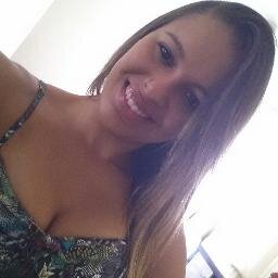 Sou uma garota como outra qualquer,insegura, gosto de sonhar e imaginar além do que eu possa viver.