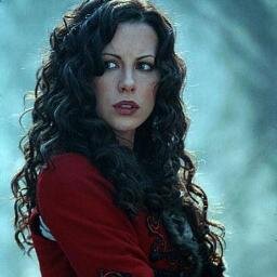 Nigromante, trabajo en Reanimators  Inc., consultora sobrenatural para la policía. Cazadorade vampiros. La Ejecutora. RP