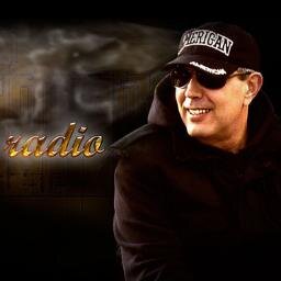 Locutor de radio frustrado, pero con mucha ilusión. Amigo de sus amigos y de alguno mas. En general buena persona.