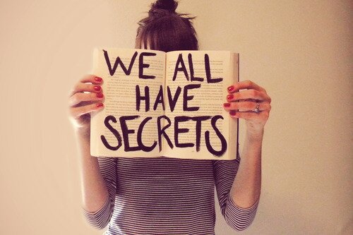 Todos tenemos secretos que nunca salen a la luz. Mañana es tarde pa' vivir. Secretos que querrías contar y no te atreves. Secretos que duelen. Malos Secretos.