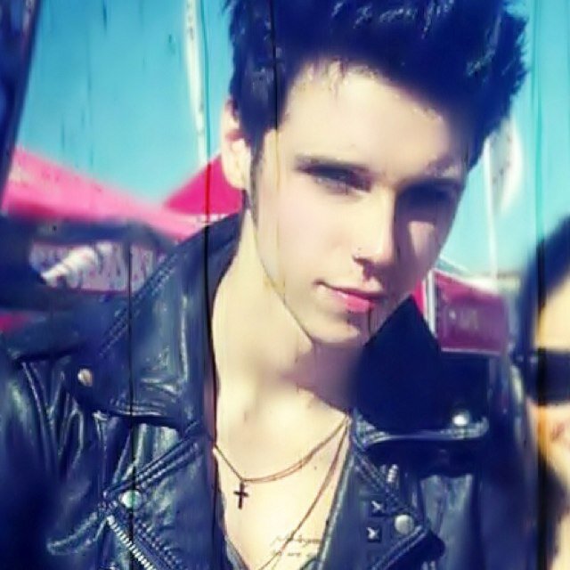 The youngest Salvatore brother, new to Mystic Falls and a vampire. @AmeliaBennettG is the love of my life. Bestfriend- @innocentJenny_
