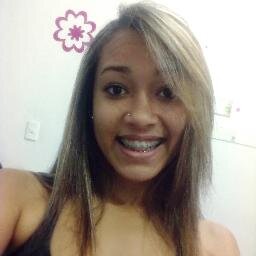 Estou precisando de sorrisos sinceros e de pessoas com sentimentos verdadeiros.*~* @_poxajess ♥