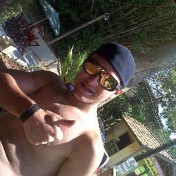Não sou O garoto mais certinho &&' nem o totalmente descontrolado. Não busco ser perfeito , mas sim ser eu mesmo ..♫♫