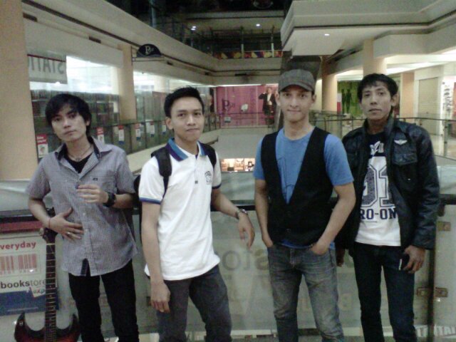 Band Pop Kreatif asal Jakarta. Berdiri sejak 2008 dgn nama band sebelumnya SOUVENIR dan PUJANGGA. Ilham-Vokal, Qiqi-Gitar, Capunk-Gitar, Ivan-Drum, Daus-Bass
