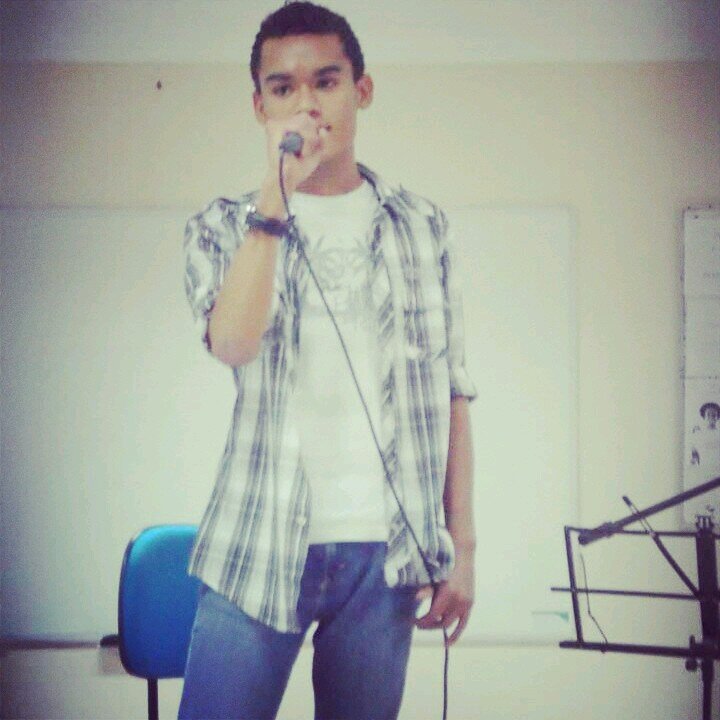 15 anos, cantor e compositor. Apaixonado por sertanejo.