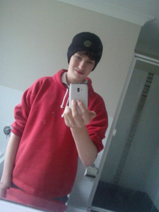 Hi, Im Damon I like bands and pizza.