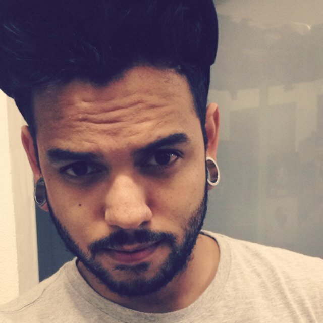 Leonino, 24 anos, orgulhoso e folgado. A pedra no sapato, a mosca que posou na sopa. O doce sonho ou um lindo pesadelo.