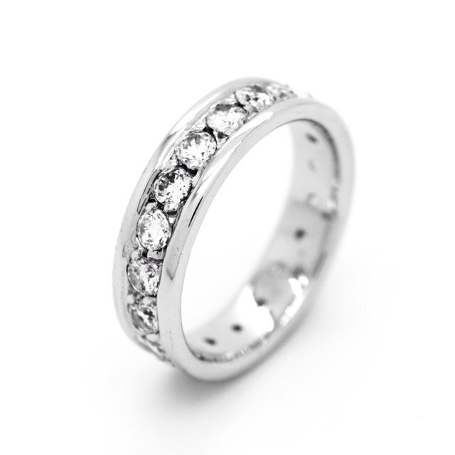 diadaalianca's profile picture. Imagine fazer a própria aliança num Atelier super charmoso e literalmente por a mão na massa? Uma idéia incrível dos joalheiros Barbara Guth e Flavio Franco!