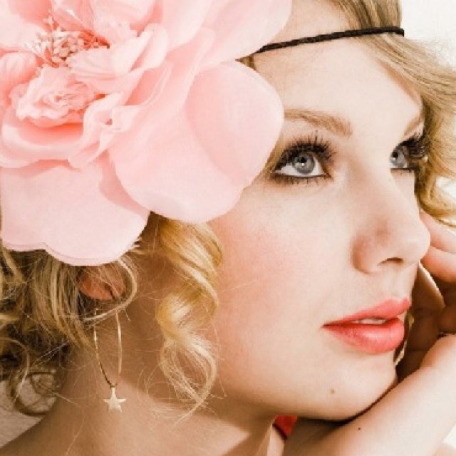 Taylor Swift always ✌
