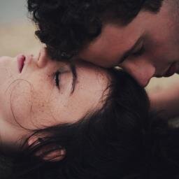 El amor nunca impide a un hombre seguir su leyenda personal. Cuando esto sucede, es por que no era el verdadero amor.