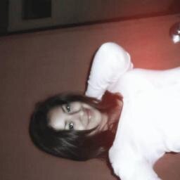 Tierna :3 Pero renegona ♥ ; Loca extrovertida .....:)