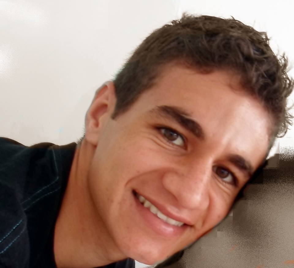 Estudante de Filosofia na UEPB, louco, dependendo do seu modo de ver as coisas, amigável, curto futebol e Rock and Roll