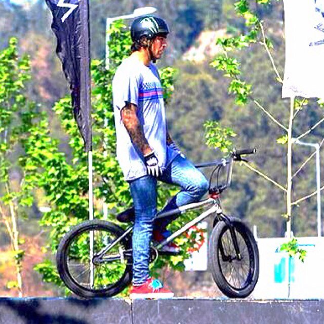 Profecional bmx ride from chile sponsor , vans , monsterenergydrink ,krow, instancechile. Instagram - victormunozm https://t.co/PqyfeP2wvD