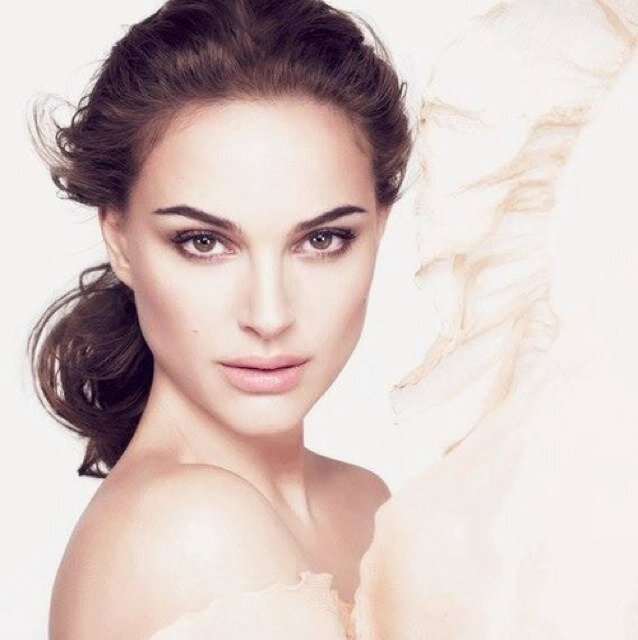Born Odette a princess who got cursed to turn into a swan at sunset. I'm Nina Sayers a teacher and ballet instructor. Besties @GoodnessOfOz @PerniciousQueen.
