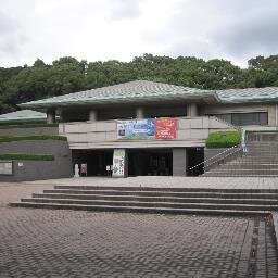 鹿児島市の南部、慈眼寺公園の一角にあり、埋蔵文化財を通じて鹿児島市の歴史を紹介する施設です。「まがたまづくり」や「土器づくり」などのものづくりも体験できます。