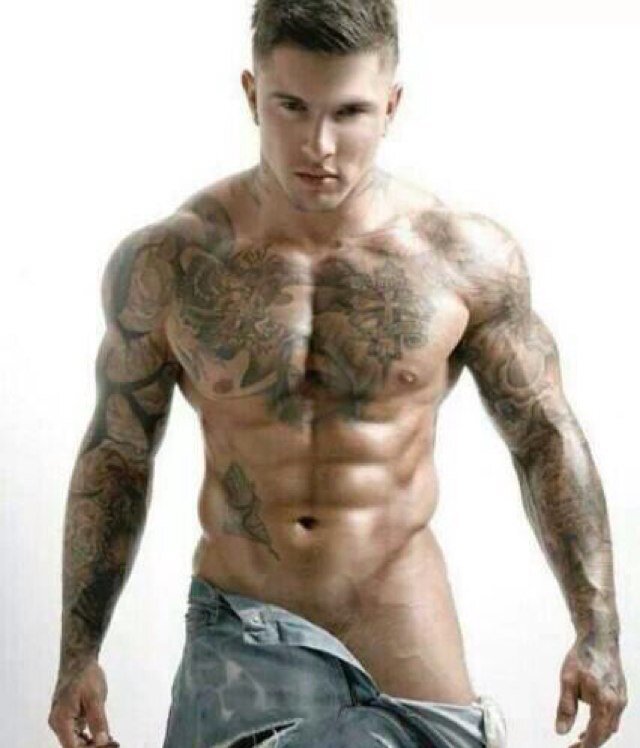 Here to give you a daily dose of hunks intrunks in your tweet list!