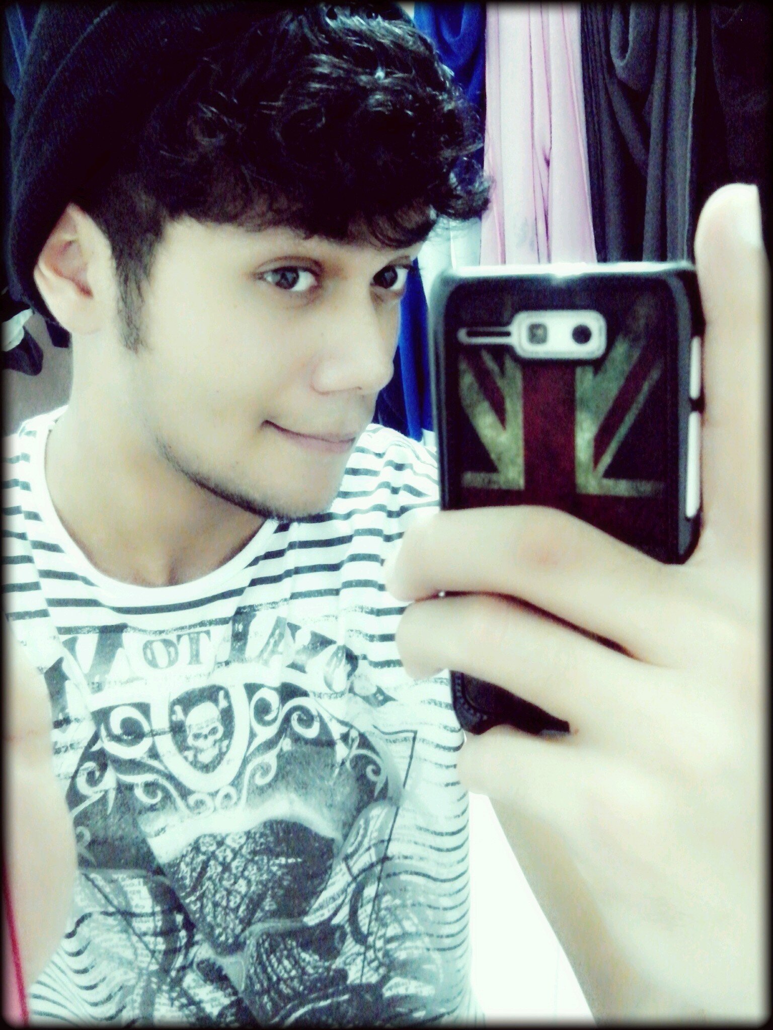 Opa '-'
Resumao::  Rock / Doritos / Friends / Durmi / Ironico / Dramatico .. e so '-'    o resto nao te interessa u.u