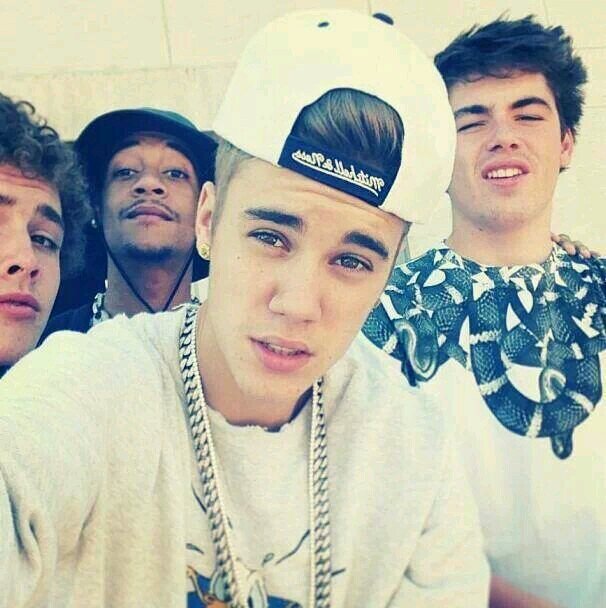 i am just a normal guy who loves music! (belieber,directioner,mahomie,smiler etc)peace!!!
