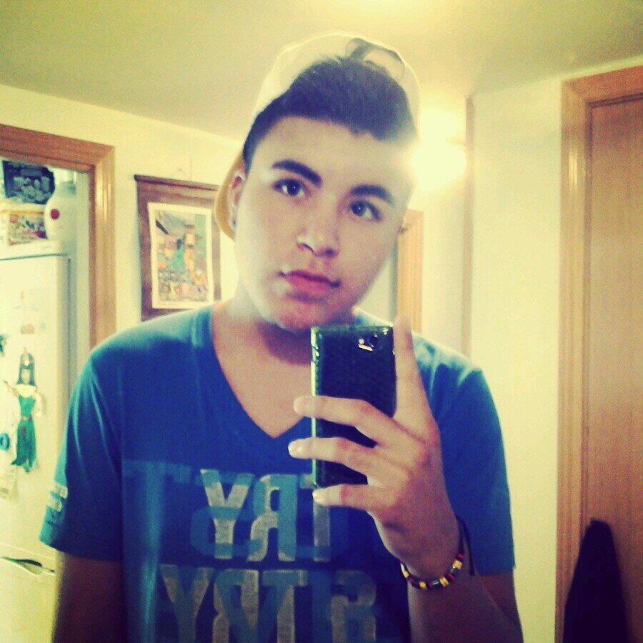 El tiempo que dediques a sonreir en la vida, es tiempo que inviertes en mejorar tu salud.'' |