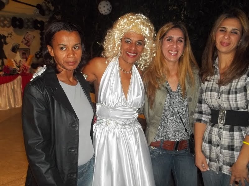 Gosto muito de tudo o que faço, sou produtora de Eventos, e aprendo cada dia mais que não adianta ter tudo e esquecer daqueles que estiveram no inicio de tudo.